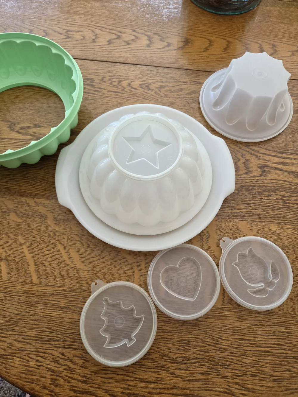 Vtg Tupperware Green and White Jello Mold Set with Decorative Imprint Lids